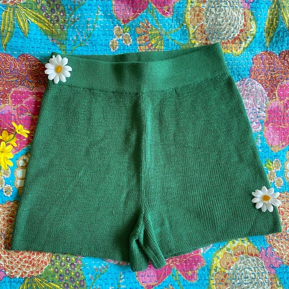 NWOT FREE PEOPLE BEACH MALIBU SURF
KNITTED SHORTS in green XS - Picture 6 of 12